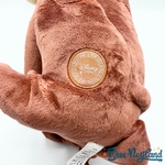 Peluche-Cesar-La-Belle-et-le-Clochard-Disney-Store-2011-chien-marron-écusson-50-cm (5)