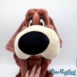 Peluche-Cesar-La-Belle-et-le-Clochard-Disney-Store-2011-chien-marron-écusson-50-cm (7)