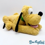 Peluche-Pluto-Disney-Store-2016-chien-jaune-couché-écusson-42-cm (1)