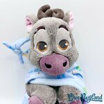 Peluche-Sven-emmaillotée-La-Reine-des-Neiges-Disney-Parks-2017-renne-gris-couverture-cocon-30-cm (5)