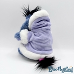 Peluche-Bourriquet-Noël-Disney-Store-Winnie-ourson-âne-bleu-manteau-hiver-écusson-24-cm (1)