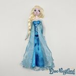 Poupée-Elsa-Disney-Store-2020-La-Reine-des-Neiges-robe-paillettes-bleu (1)