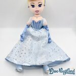 Poupée-Chiffon-Cendrillon-Disney-Store-peluche-princesse-robe-bleu-écusson-55-cm (3)