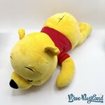 Peluche-Winnie-ourson-Cuddleez-Disney-Store-2023-jaune-dort-couché (6)