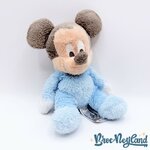 Peluche-Mickey-Bébé-Hochet-Disney-Parks-2022-Disneyland-éveil-sensoriel-bleu-grelot-25-cm (3)