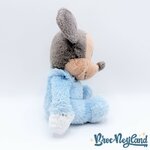 Peluche-Mickey-Bébé-Hochet-Disney-Parks-2022-Disneyland-éveil-sensoriel-bleu-grelot-25-cm (6)