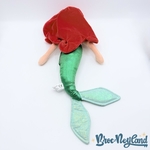 Poupée-chiffon-musicale-Ariel-La-Petite-Sirène-Disneyland-Paris-2019-Disney-peluche-sonore-54-cm (1)