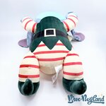 Peluche-Stitch-Noël-Cuddleez-Disney-Store-2024-Lilo-et-Stitch-elfe-dort-couché (3)