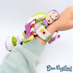 Peluche-bracelet-Buzz-Eclair-Snuggle-Snappers-Disney-Parks-Disneyland-Toy-Story-accroche-calin-22-cm (4)