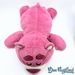 Peluche-Lotso-Cuddleez-Disney-Parks-2019-Disneyland-Toy-Story-ours-rose-dort-couché (5)