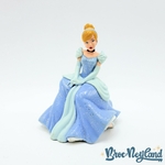 Figurine-Cendrillon-assise-Bullyland-Disney-princesse-bleu-paillettes-9-cm (3)