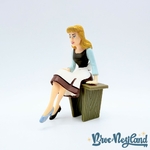 Figurine-Cendrillon-Robe-de-Travail-Disney-Bully-princesse-assise-8-cm (2)