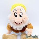 Peluche-Joyeux-Happy-Disney-Store-Exclusive-Blanche-Neige-et-les-sept-nains-écusson-35-cm (3)