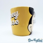 Tasse-Mickey-Mouse-jaune-Disney-Store-2018-cache-yeux-relief-3D (3)
