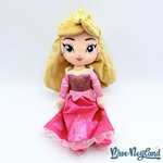 Poupée-chiffon-Aurore-La-Belle-au-Bois-Dormant-disney-Store-2022-peluche-princesse-rose-40-cm (3)
