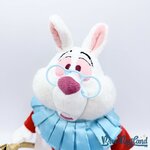 Peluche-Lapin-Blanc-Disney-Store-Alice-au-pays-des-merveilles-trompette-écusson-42-cm (6)