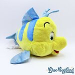 Peluche-Polochon-La-Petite-Sirène-Disney-Store-2023-poisson-jaune-bleu-paillettes-40-cm (2)