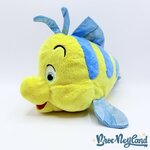 Peluche-Polochon-La-Petite-Sirène-Disney-Store-2023-poisson-jaune-bleu-paillettes-40-cm (5)