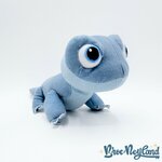 Peluche-Bruni-La-Salamandre-La-reine-des-neiges-2-Disney-Parks-Disneyland-lézard-bleu-violet-26-cm (3)