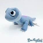 Peluche-Bruni-La-Salamandre-La-reine-des-neiges-2-Disney-Parks-Disneyland-lézard-bleu-violet-26-cm (1)