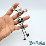 Porte-clés-métal-pirates-of-the-Caribbean-clef-Disneyland-Paris-2025-Disney-tête-de-mort-10-cm (2)