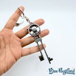 Porte-clés-métal-pirates-of-the-Caribbean-clef-Disneyland-Paris-2025-Disney-tête-de-mort-10-cm (5)