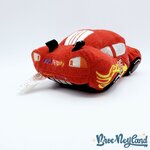 Peluche-Flash-McQueen-Cars-Disney-Store-écusson-voiture-rouge-course-23-cm (3)