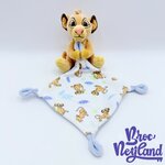 Peluche-Doudou-Simba-Le-Roi-Lion-Disney-Baby-Simba-Toys-carré-blanc-bleu (4)