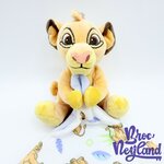 Peluche-Doudou-Simba-Le-Roi-Lion-Disney-Baby-Simba-Toys-carré-blanc-bleu (3)
