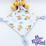 Peluche-Doudou-Simba-Le-Roi-Lion-Disney-Baby-Simba-Toys-carré-blanc-bleu (2)