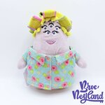 Peluche-Jeannine-Squibbles-Monstres-Academy-Disney-Store-écusson-24-cm (3)