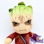 Peluche-Groot-Les-Gardiens-de-la-Galaxie-Vol-2-Marvel-Studios-combinaison-rouge-34-cm (5)