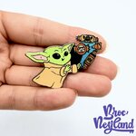 Pin-Grogu-with-Halloween-Candy-Opening-Edition-Disney-Parks-2021-Star-Wars-Mandalorian-156832 (1)