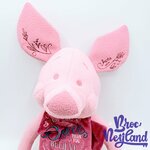Peluche-Porcinet-Disney-Wisdom-Series-4-of-12-Édition-limitée-Disney-Store-2019-Winnie-ourson-cochon-rose-44-cm (7)