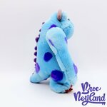 Peluche-Sulli-Monstres-et-Cie-Disney-Store-Sully-bleu-violet-écusson-36-cm (4)
