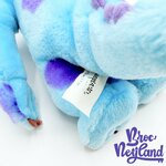 Peluche-Sulli-Monstres-et-Cie-Disney-Store-Sully-bleu-violet-écusson-36-cm (1)