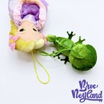 Peluches-Raiponce-Pascal-Disney-Store-Japon-2015-princesse-embrasses-rideaux-30-cm (5)