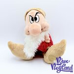 Peluche-Grincheux-Grumpy-Disney-Store-Blanche-Neige-et-les-sept-nains-écusson-38-cm (3)