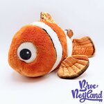 Peluche-Nemo-Disney-Store-Le-Monde-de-Nemo-poisson-clown-orange-écusson-46-cm (2)