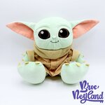 Peluche-Grogu-Big-Feet-The-Mandalorian-Disney-Parks-2022-Disneyland-Star-Wars-Bébé-Yoda-30-cm (3)