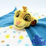 Peluche-Doudou-Simba-Le-Roi-Lion-Disney-Simba-Toys-carré-blanc-bleu (4)