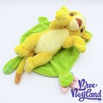 Peluche-Simba-Le-Roi-Lion-Disney-Babies-Disneyland-Paris-lion-couffin-couverture-verte-papillon (3)