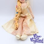 Poupée-chiffon-Raiponce-mariée-Disney-Store-2017-peluche-princesse-mariage-fleurs-55-cm (4)
