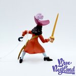 Figurine-Capitaine-Crochet-Disney-Bullyland-Peter-Pan-pirate-rouge-10-cm (2)