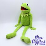 Peluche-Kermit-la-Grenouille-Les-Muppets-Disney-Store-vert-écusson-58-cm (2)