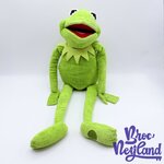Peluche-Kermit-la-Grenouille-Les-Muppets-Disney-Store-vert-écusson-58-cm (3)