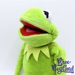 Peluche-Kermit-la-Grenouille-Les-Muppets-Disney-Store-vert-écusson-58-cm (1)