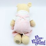 Peluche-Winnie-ourson-salopette-rose-Disney-Store-doudou-pastel-écusson-30-cm (4)