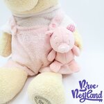 Peluche-Winnie-ourson-salopette-rose-Disney-Store-doudou-pastel-écusson-30-cm (1)