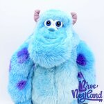 Peluche-Sulli-Monstres-et-Cie-Disney-Store-Sully-monstre-bleu-violet-écusson-40-cm (3)